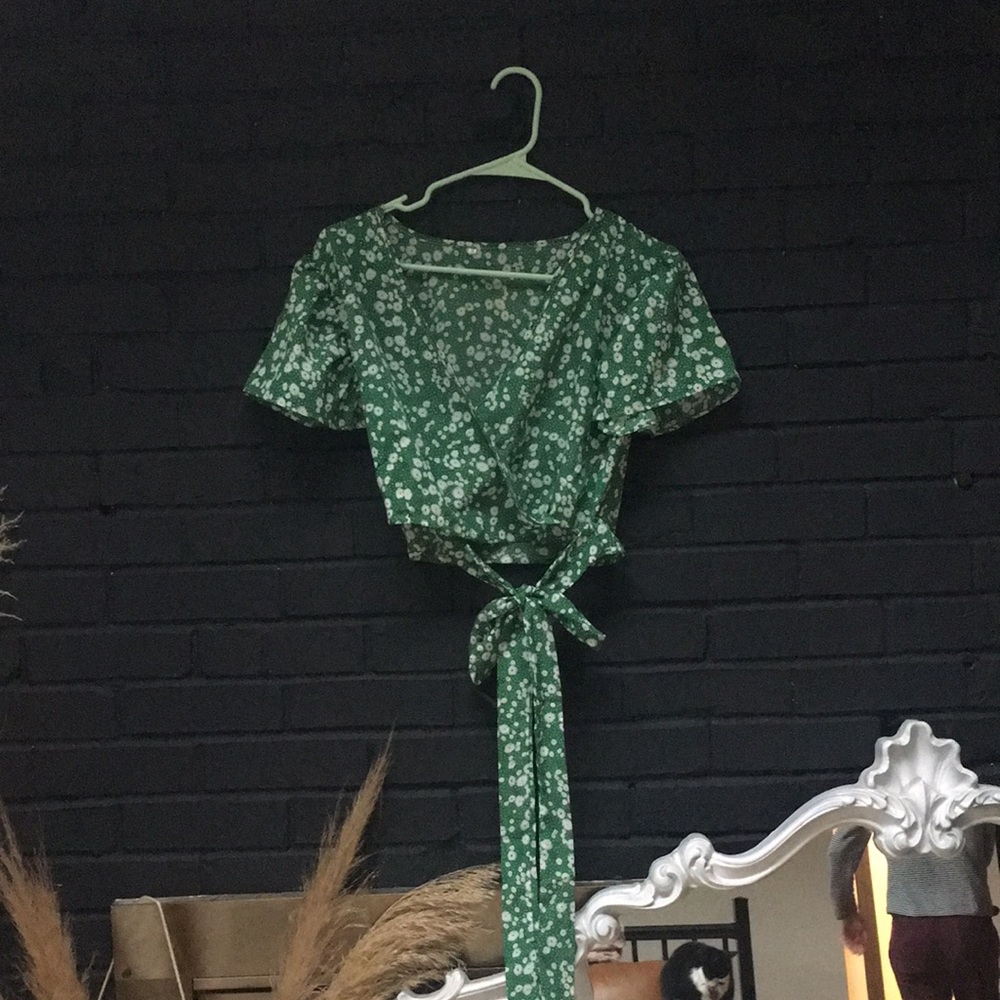 Cropped green top with tie